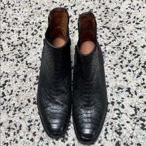 Like New - Sz 9 Frye Chelsea boots